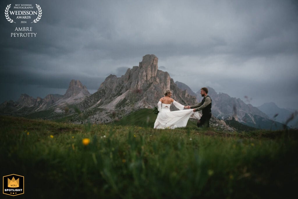 Elopement wedding with bride and groom in scenic mountain landscape in Italy.